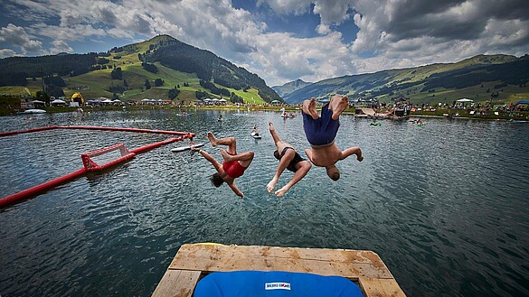 Drei Jugendliche springen am Goasstall Trampolin