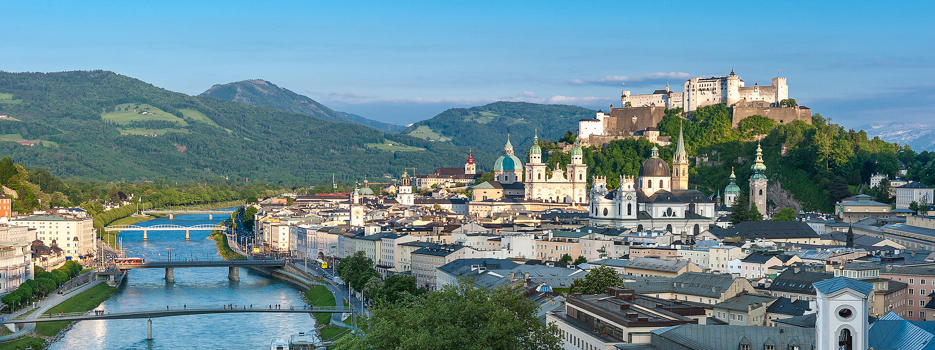 Die Salzach mit der Festung im Hintergrund in der Stadt Salzburg