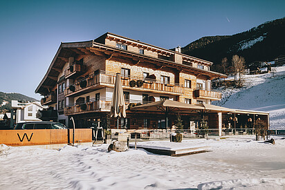 Außenansicht vom Hotel im Winter