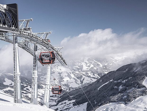 View into the valley with a view of the gondola of the Zwölferkogel gondola in the Skicircus Saalbach Hinterglemm