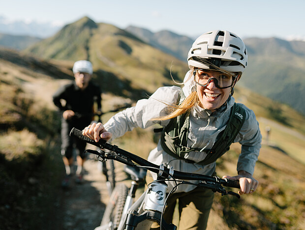 Frau schiebt ihr Mountainbike