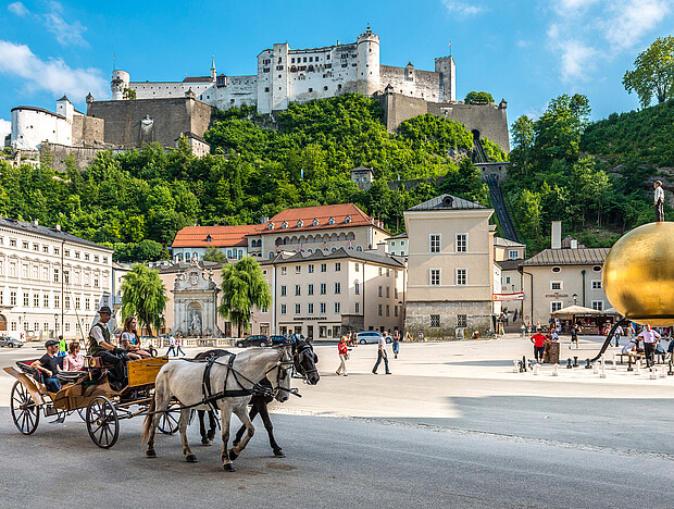 Pferdekutsche am Kapitelplatz mit der Festung im Hintergrund in der Stadt Salzburg