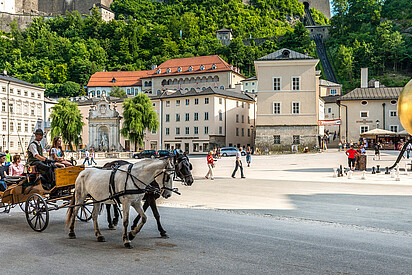 Pferdekutsche am Kapitelplatz mit der Festung im Hintergrund in der Stadt Salzburg