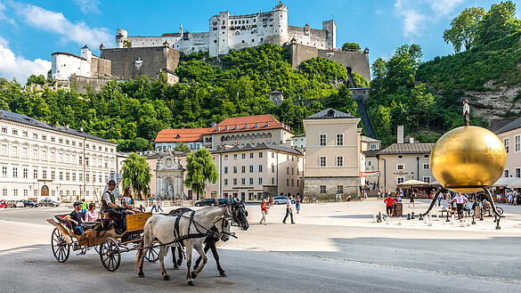 Pferdekutsche am Kapitelplatz mit der Festung im Hintergrund in der Stadt Salzburg