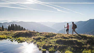 Älteres Paar beim Wandern in den Bergen von Saalbach Hinterglemm