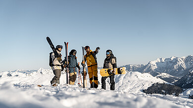 Gruppe von 4 Personen in Skibekleidung am Berg, tief Winterlich verschneite Gipfel Ringsum