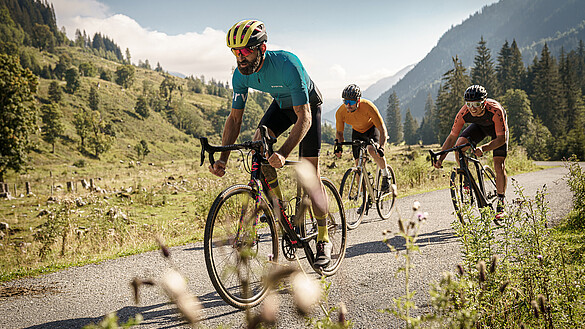 Drei Gravel Biker in Saalbach Hinterglemm