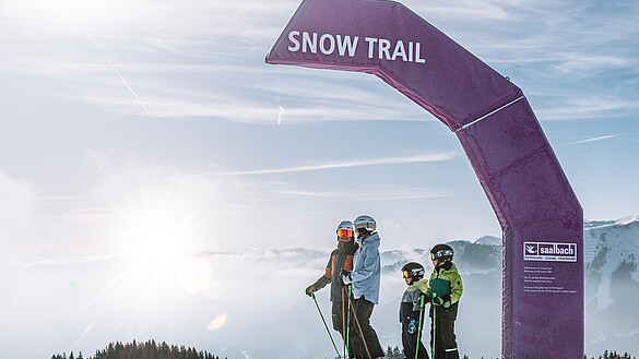 Familie auf der Skipiste, tief Winterlich verschneit und Sonnenschein