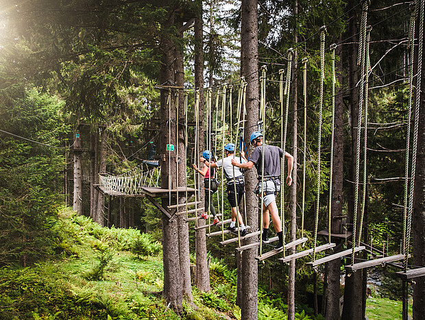Gruppe im Hochseilgarten in Saalbach Hinterglemm