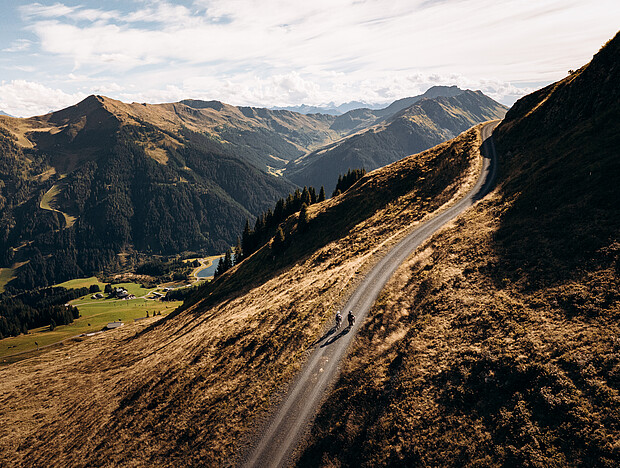 Mountainbiker fahren einen Trail hinunter